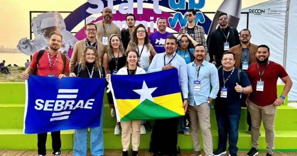 Delegação de Rondônia com bandeiras do Sebrae e do estado no Startup Summit 2024
