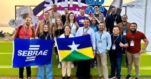 Delegação de Rondônia com bandeiras do Sebrae e do estado no Startup Summit 2024