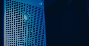 Rack de servidores com iluminação azul ilustrando quanto custa armazenamento na nuvem para empresa